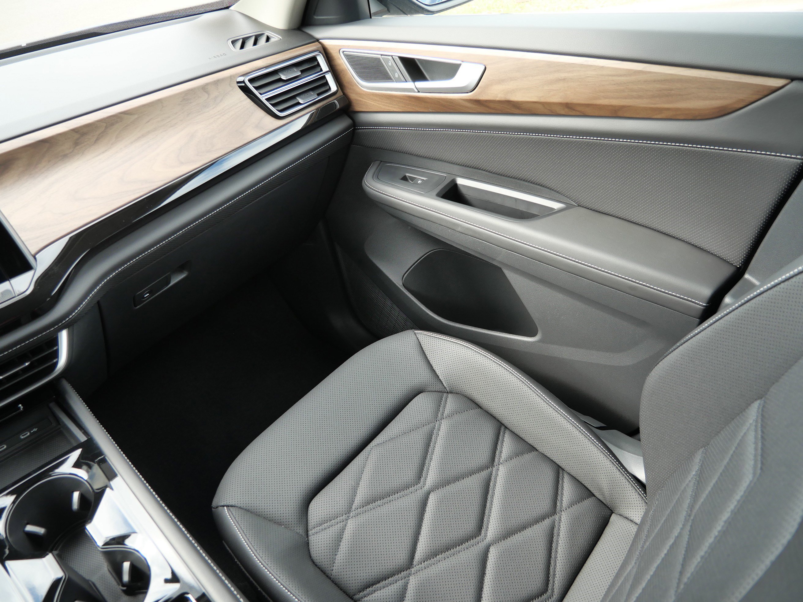 Certified 2025 Volkswagen Atlas SE image 11