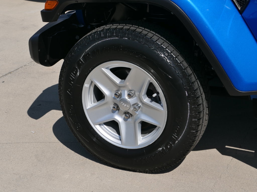 Certified 2023 Jeep Gladiator Sport AWD/4WD image 11