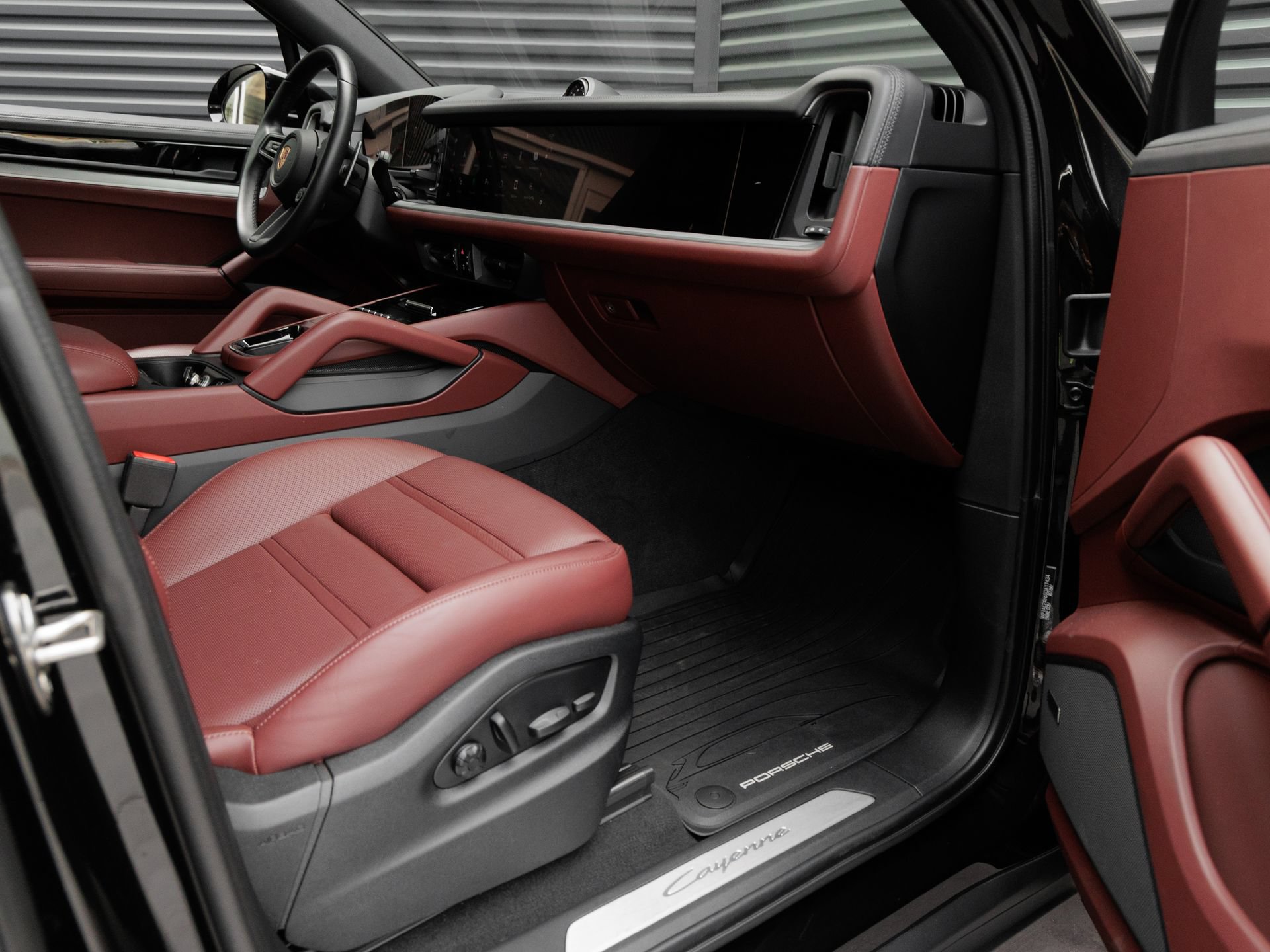 Certified 2025 Porsche Cayenne E-Hybrid AWD/4WD image 41