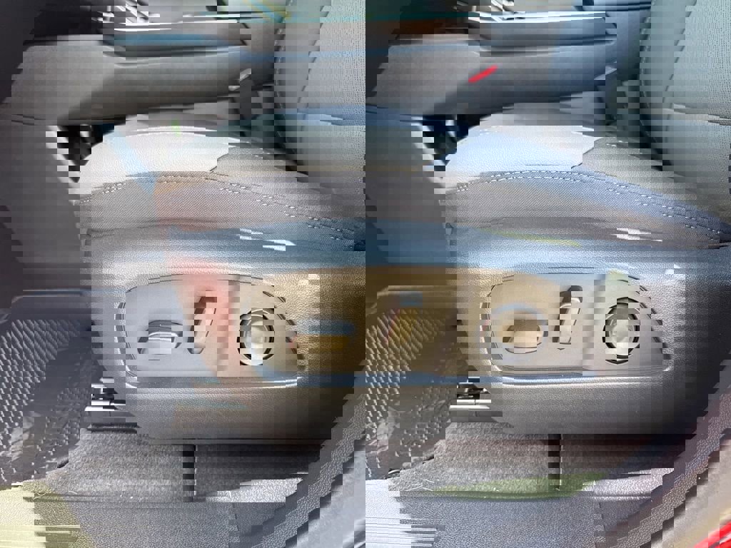 New 2026 Chevrolet Equinox LT w/ Convenience Package II FWD image 16