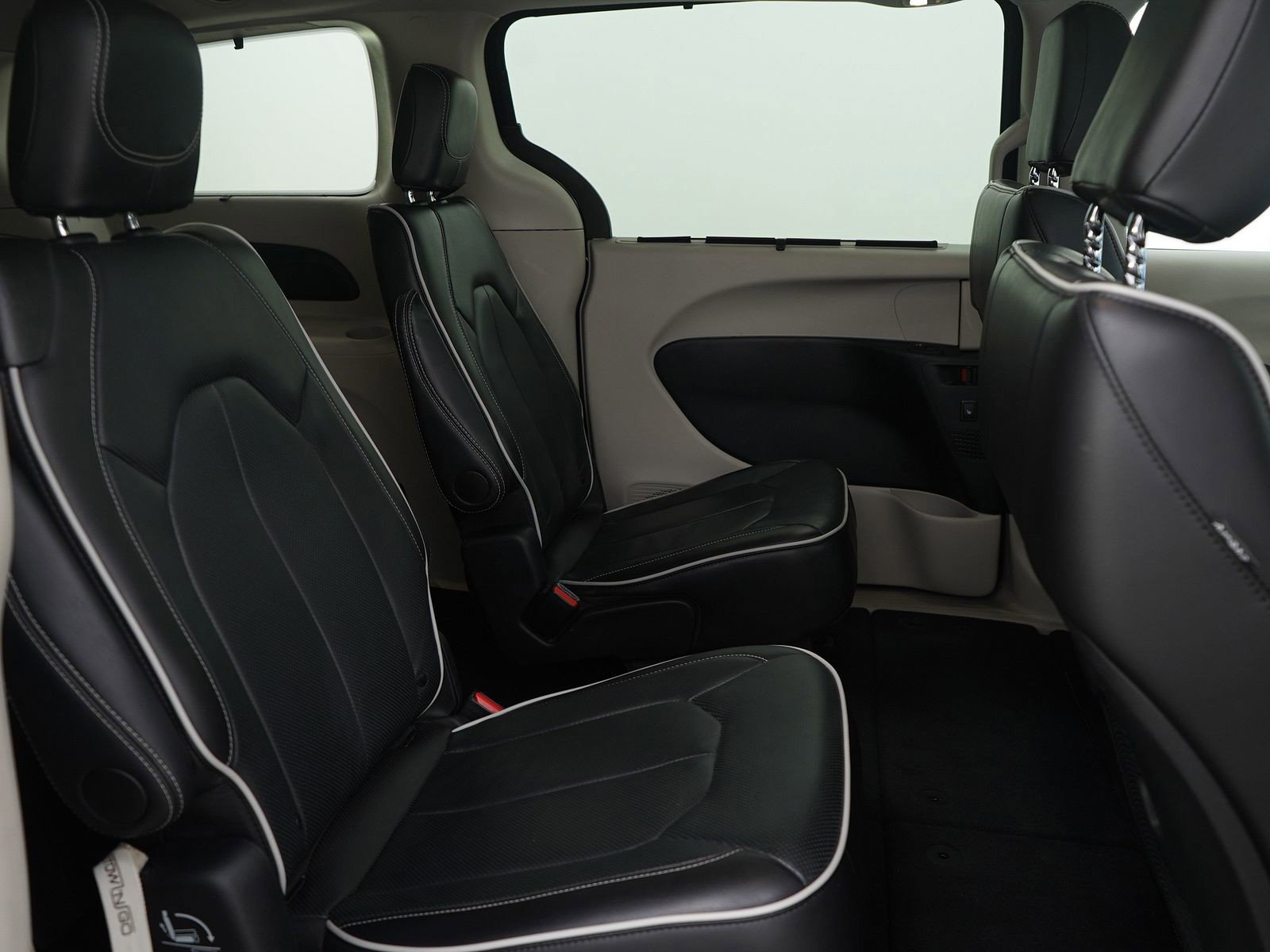 Used 2024 Chrysler Pacifica Limited image 12