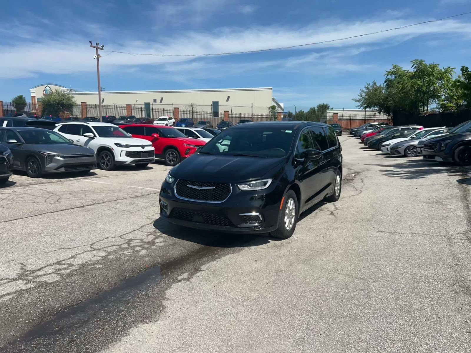 Used 2025 Chrysler Pacifica Select FWD image 6
