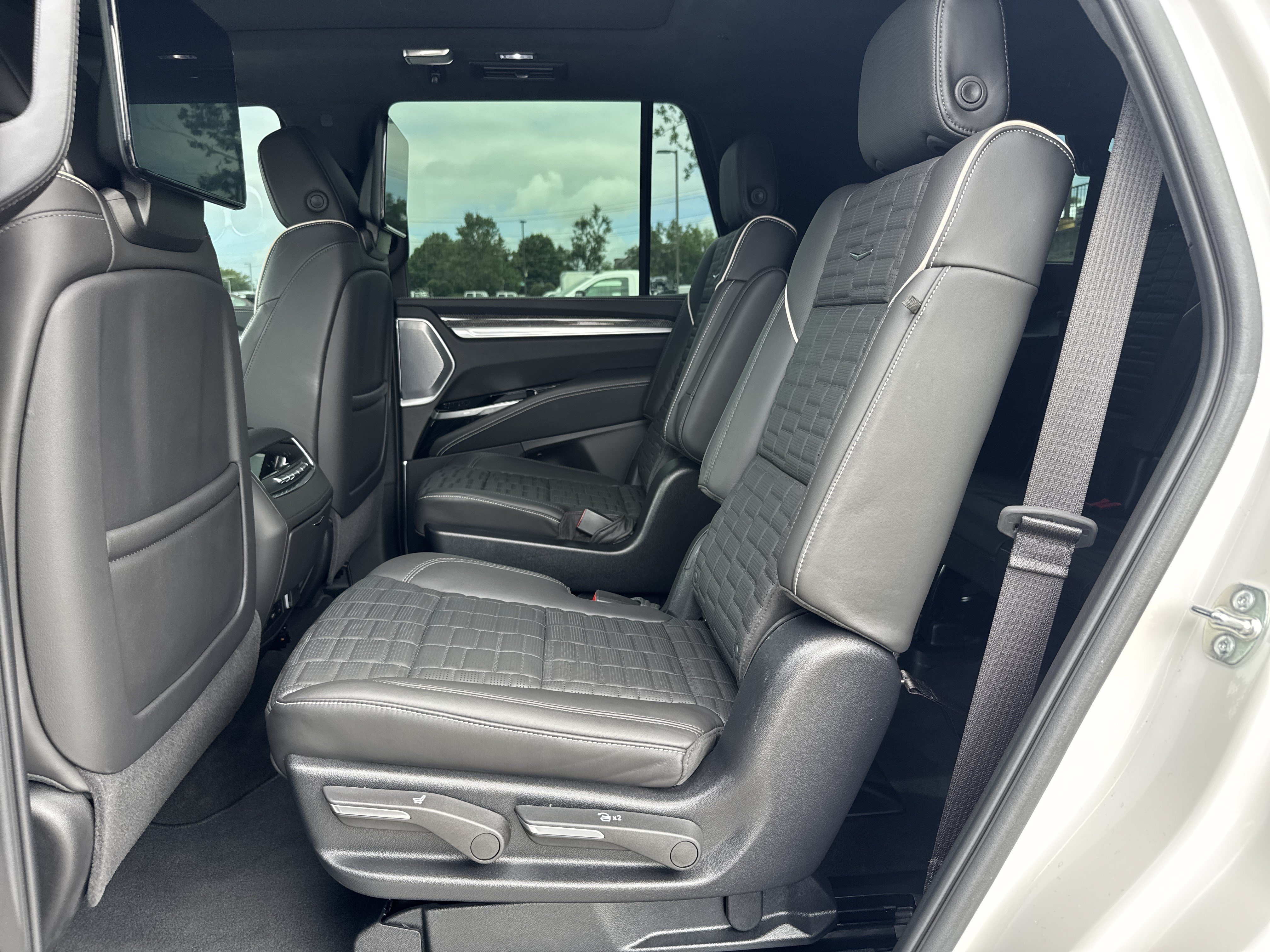 Used 2025 Cadillac Escalade V w/ LPO, ONYX Package AWD/4WD image 34