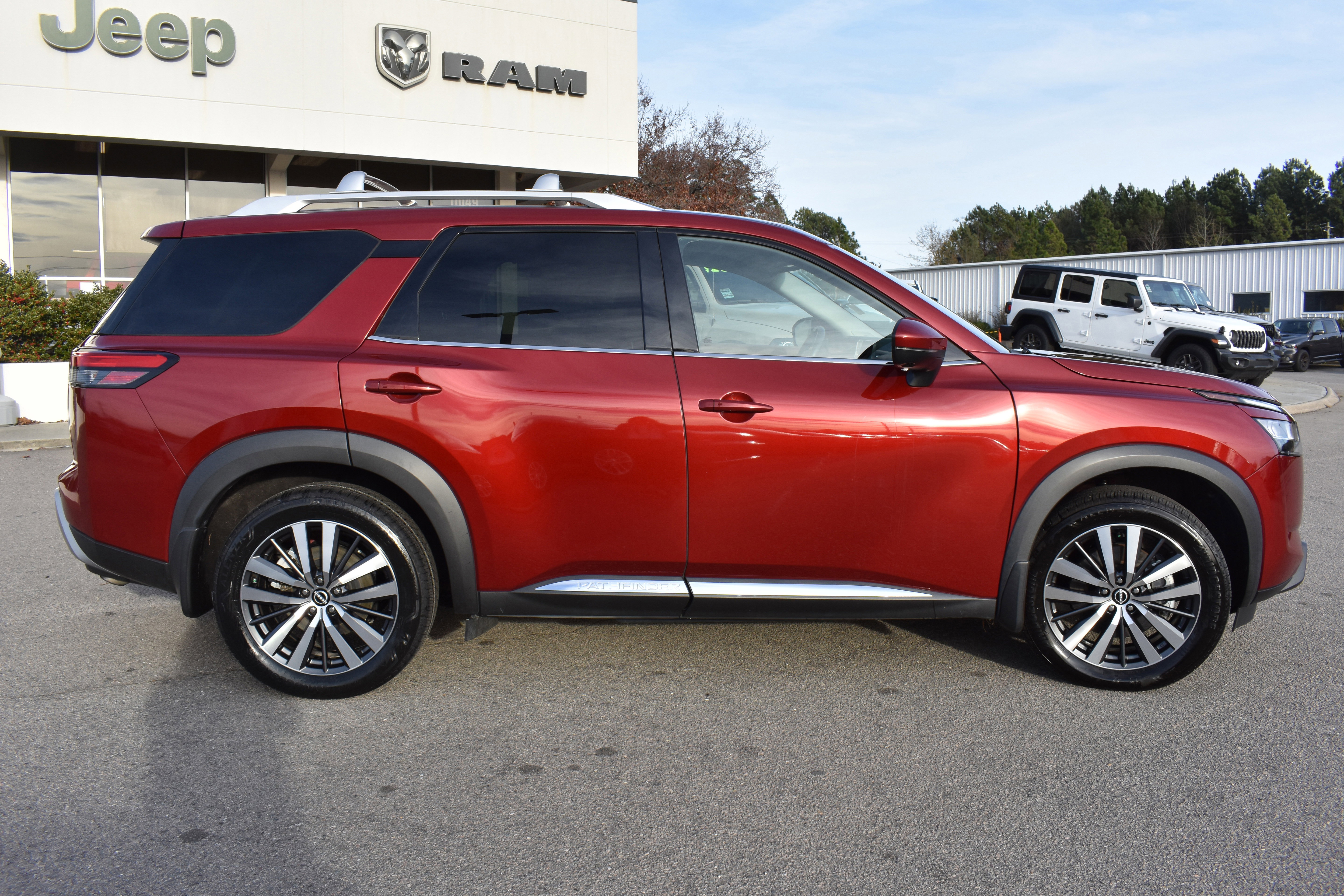 Used 2022 Nissan Pathfinder Platinum w/ Cargo Package image 10