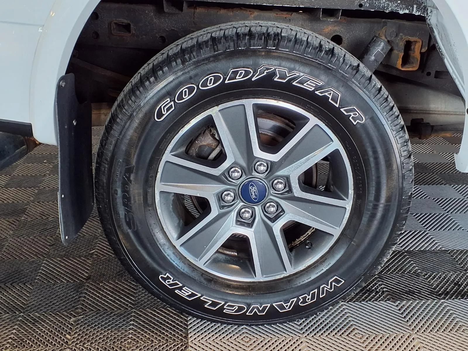 Used 2015 Ford F150 Lariat w/ Equipment Group 502A Luxury AWD/4WD image 8
