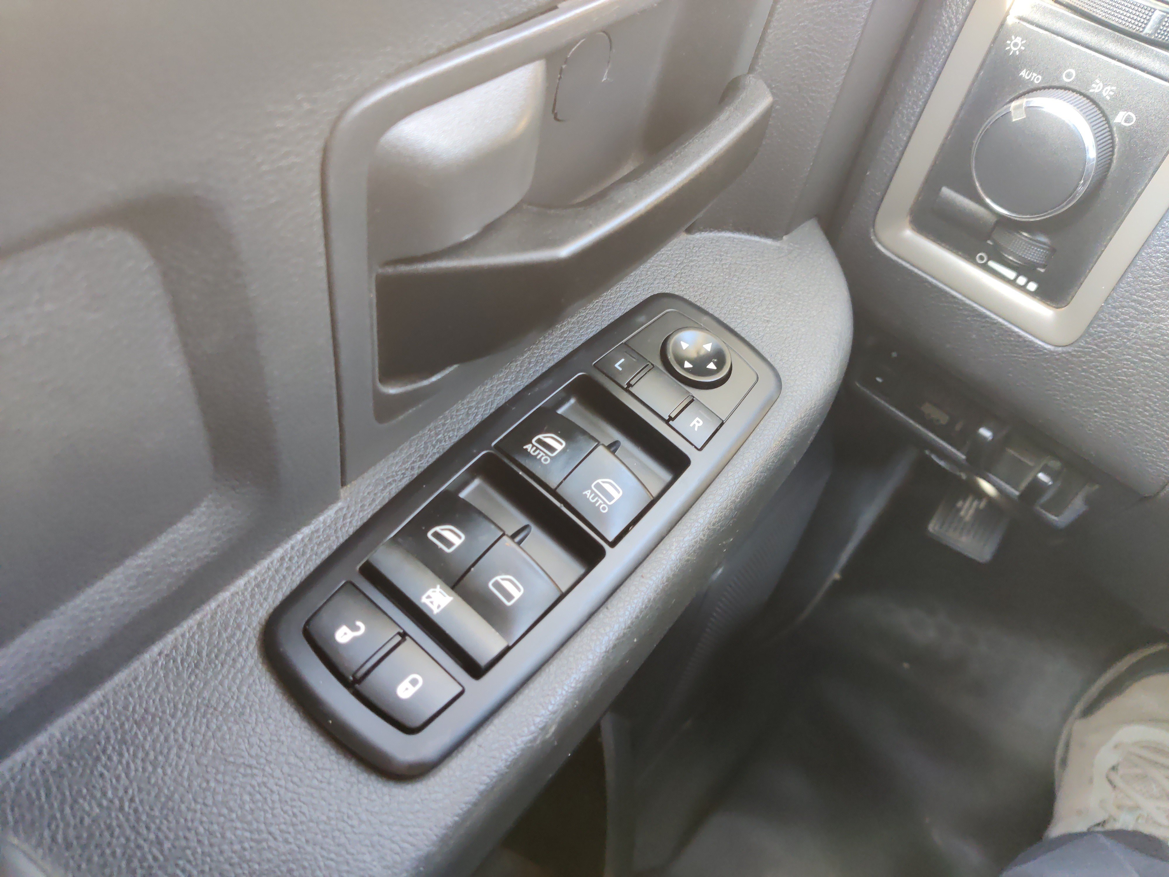 Used 2011 RAM 5500 4x4 Crew Cab image 24
