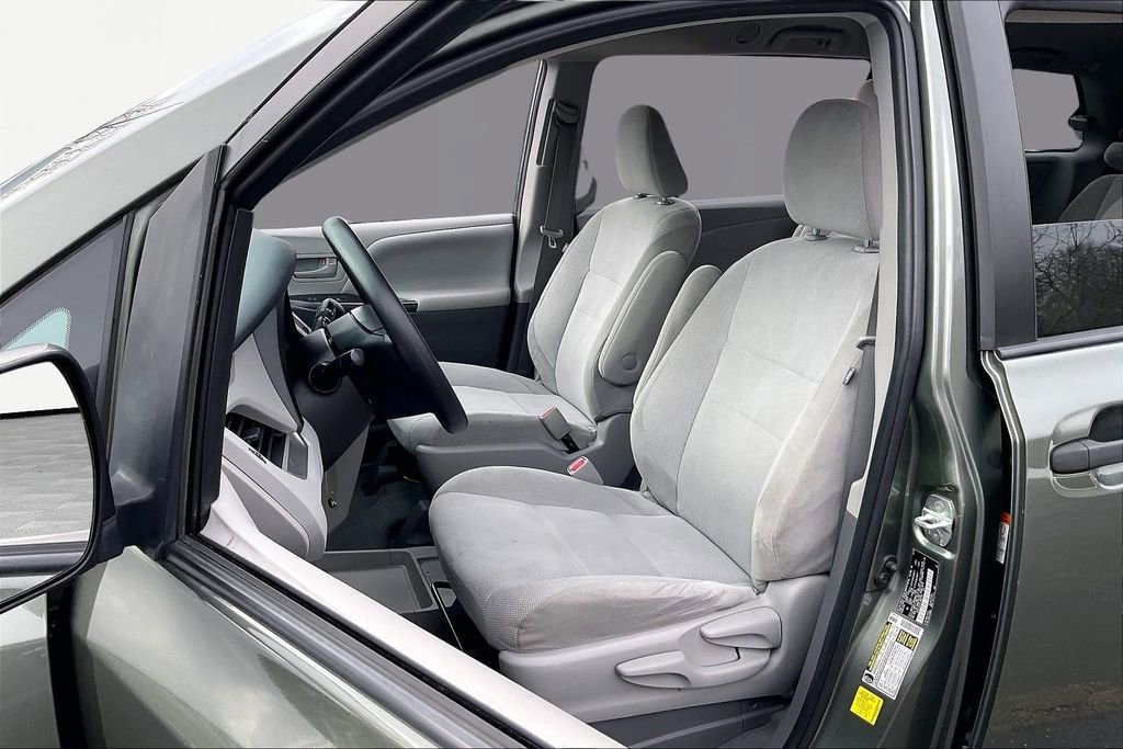 Used 2020 Toyota Sienna L image 21