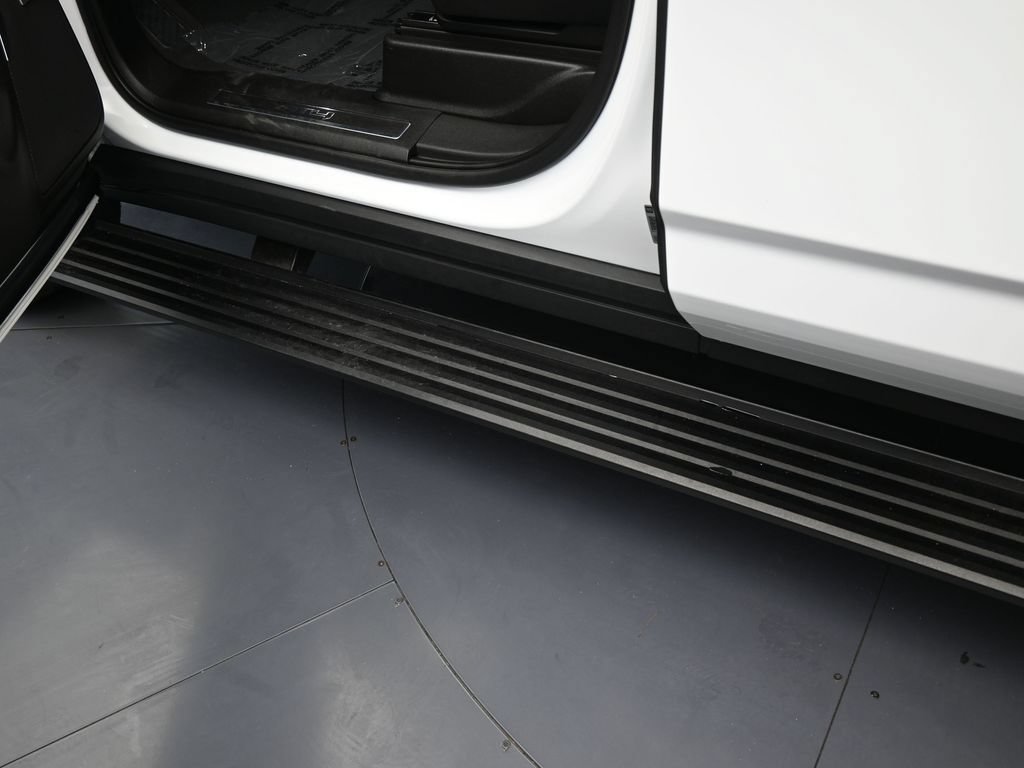 Used 2023 GMC Yukon XL AT4 image 38