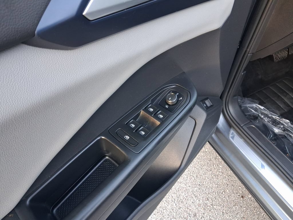 Certified 2022 Volkswagen Taos SE FWD image 16