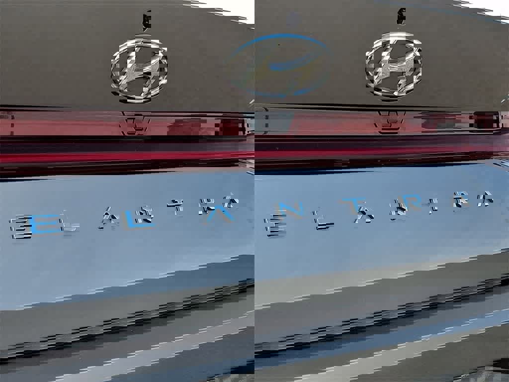 Used 2023 Hyundai Elantra Limited w/ Preferred Accessory Package image 33