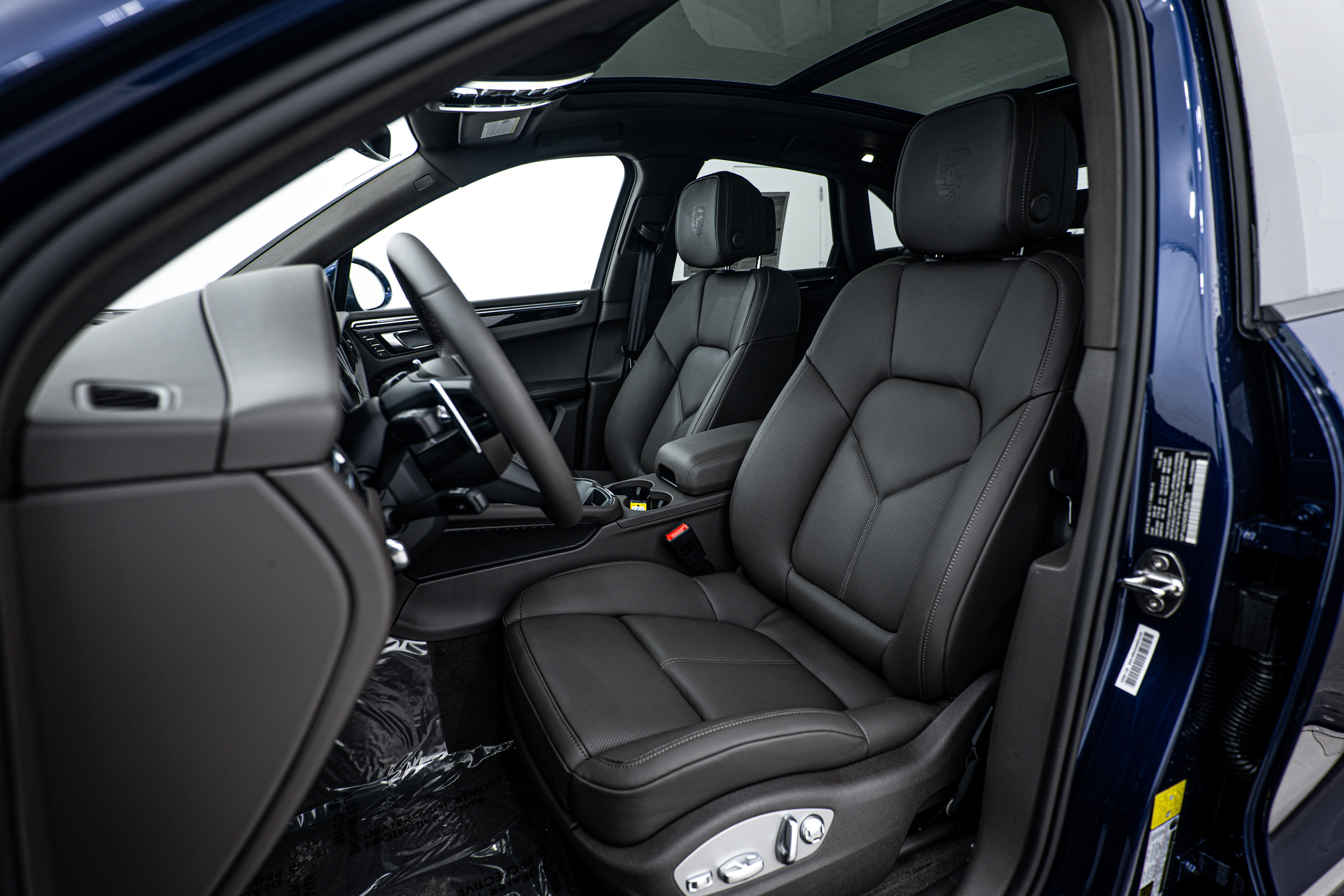 Certified 2025 Porsche Macan image 5