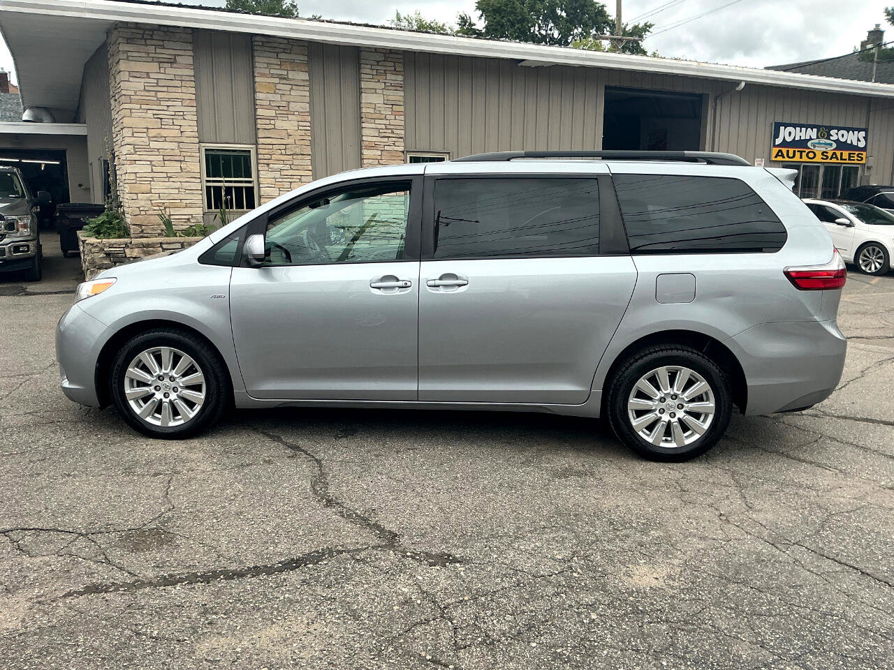 Used 2017 Toyota Sienna LE image 6