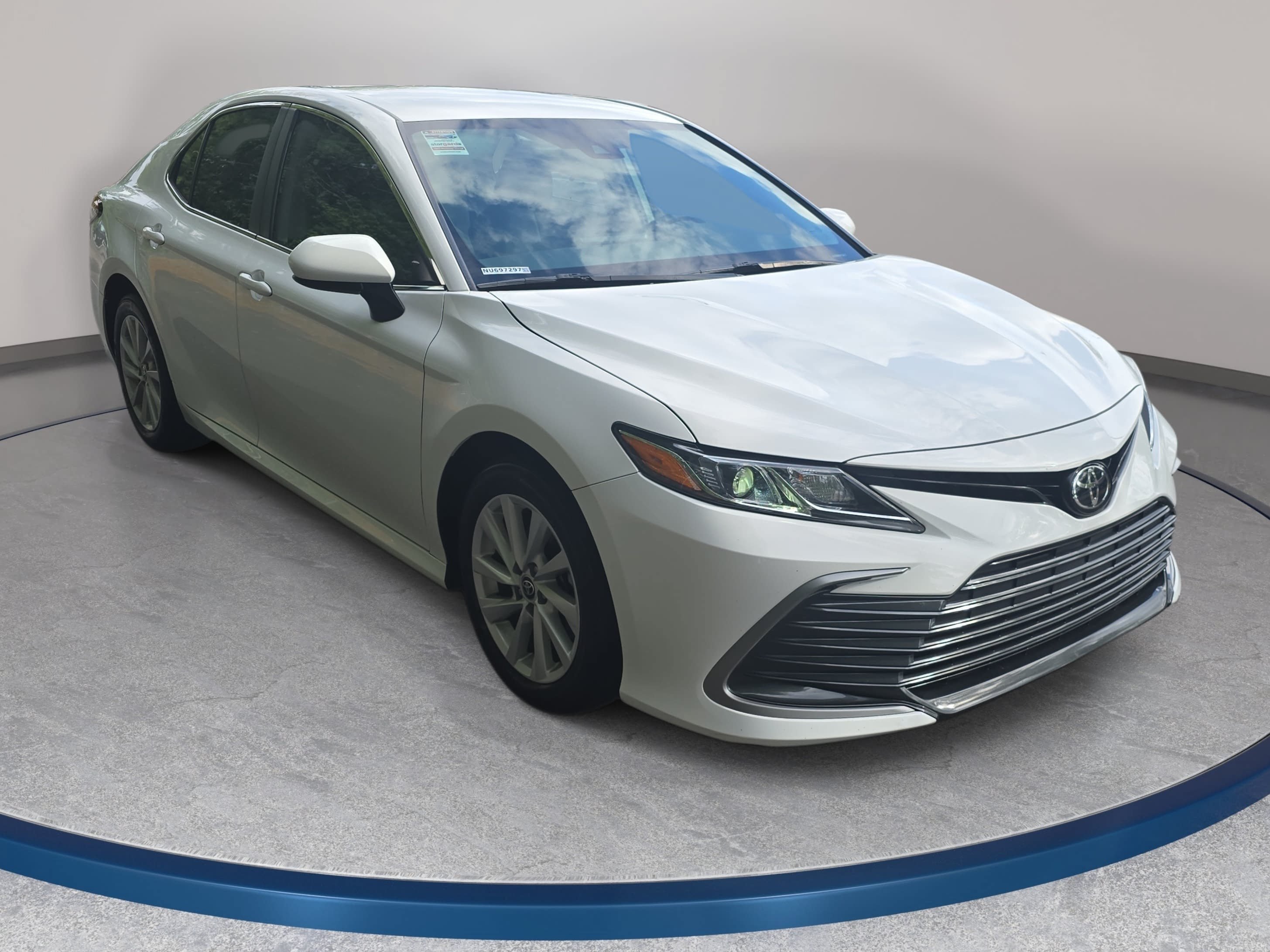 Used 2022 Toyota Camry LE FWD image 3