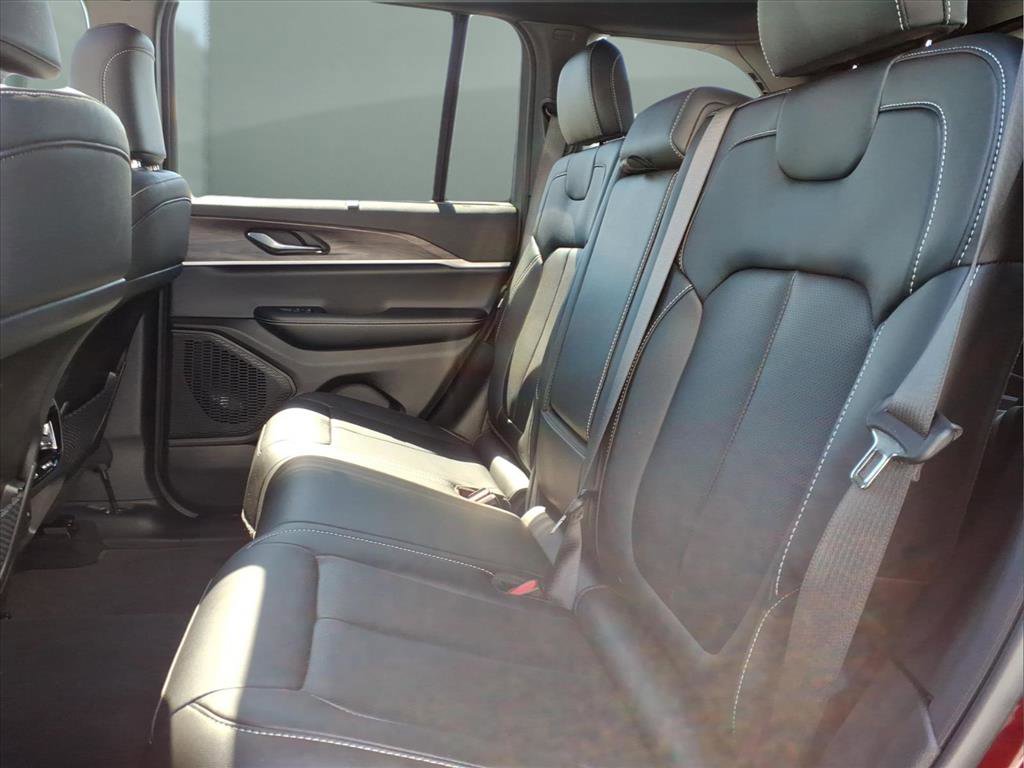 Used 2025 Jeep Grand Cherokee Limited w/ Luxury Tech Group II image 16