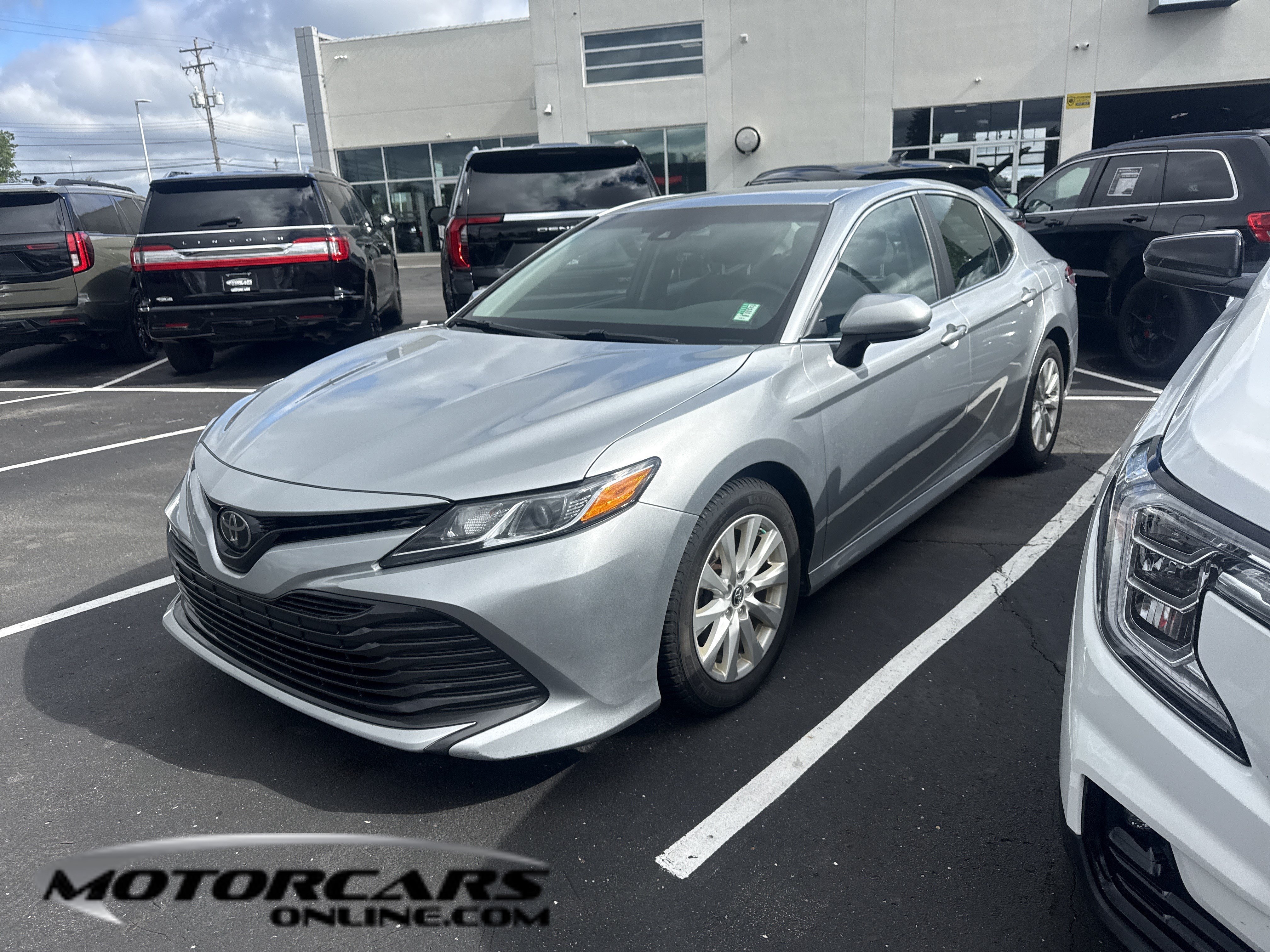 Used 2018 Toyota Camry LE FWD image 1
