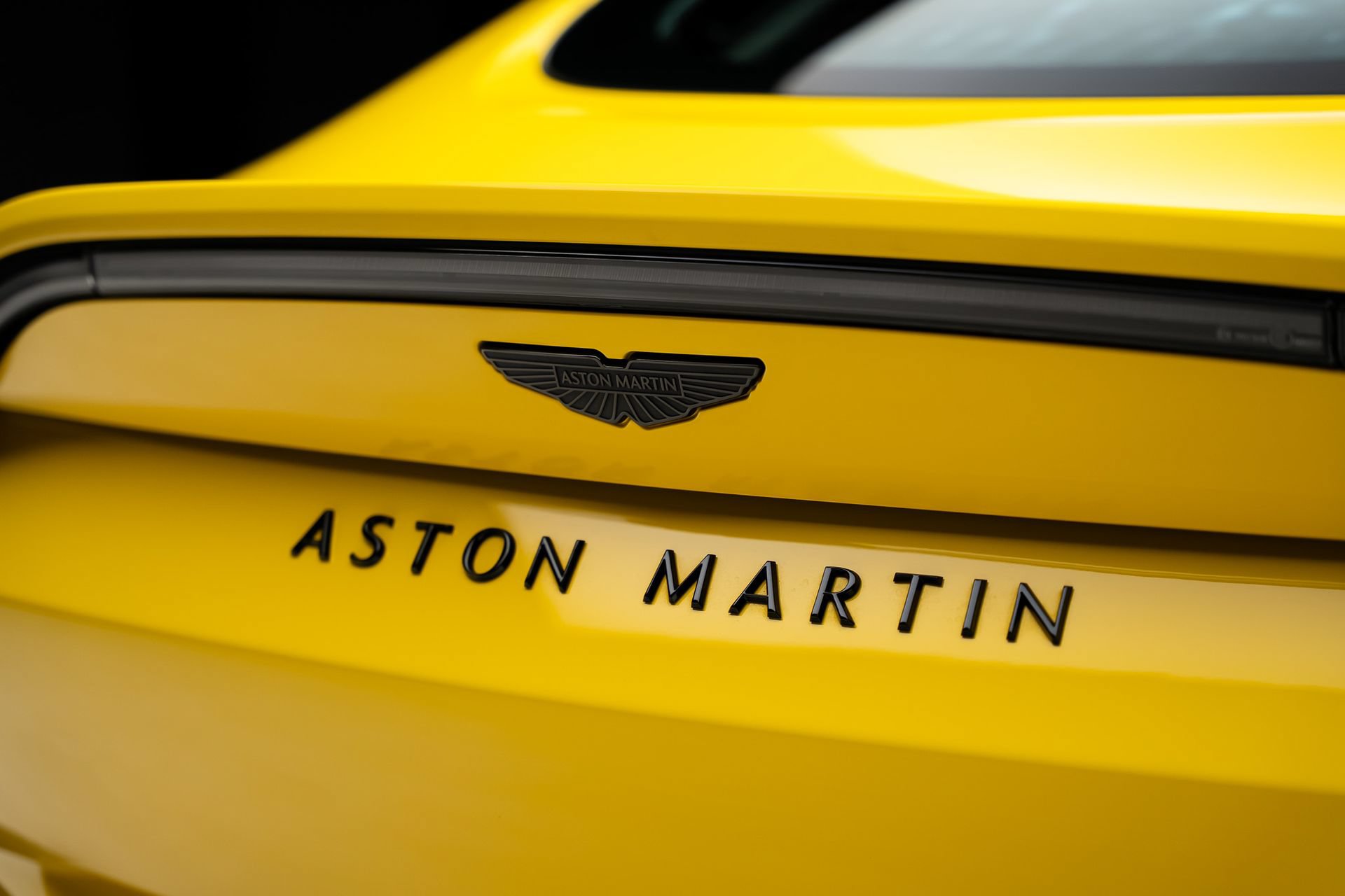 Used 2025 Aston Martin V8 Vantage Coupe RWD image 30