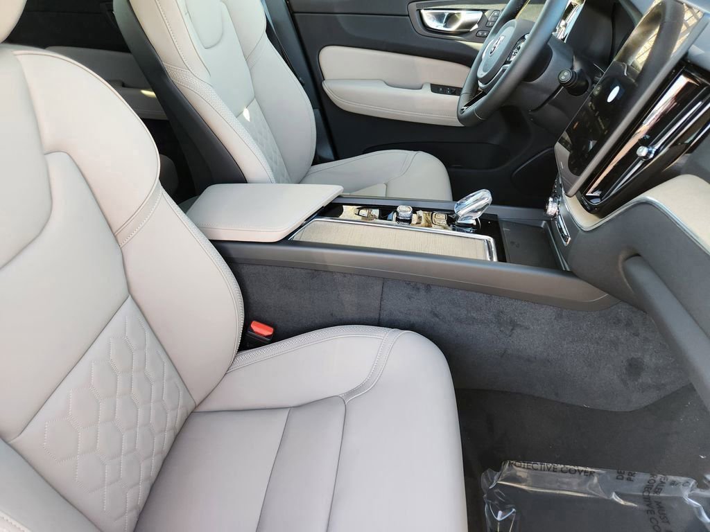 New 2026 Volvo XC60 B5 Core w/ Climate Package image 4
