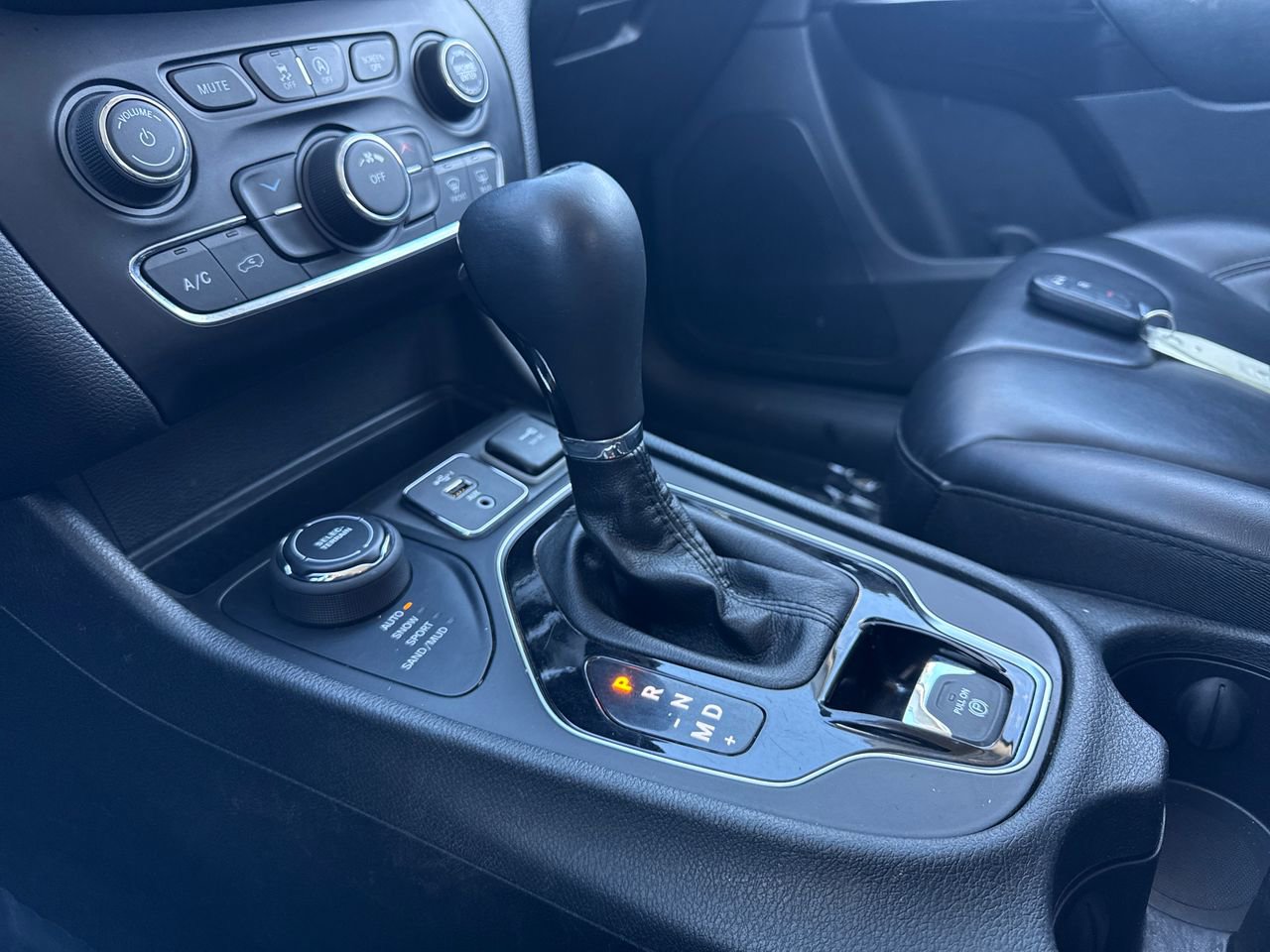 Used 2019 Jeep Cherokee Latitude Plus image 24