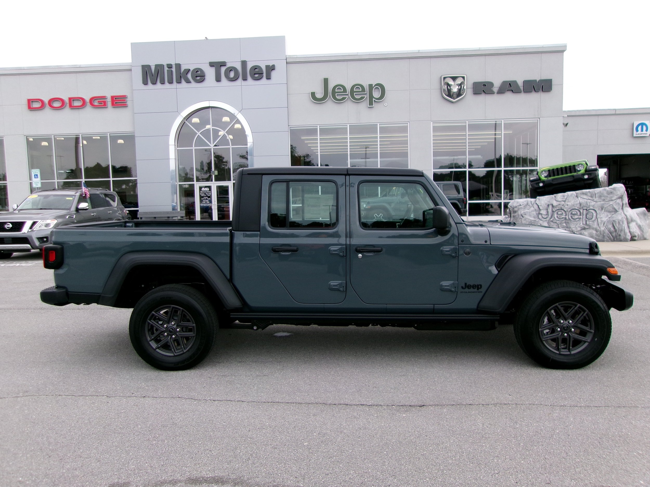 New 2026 Jeep Gladiator Sport AWD/4WD image 5