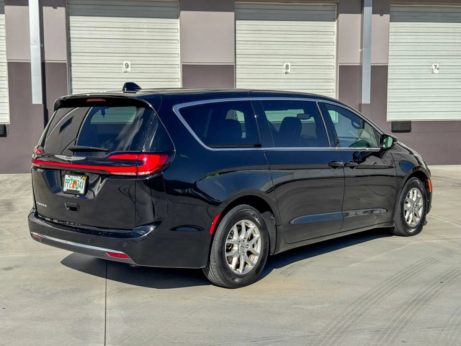 Used 2025 Chrysler Pacifica Select FWD image 3