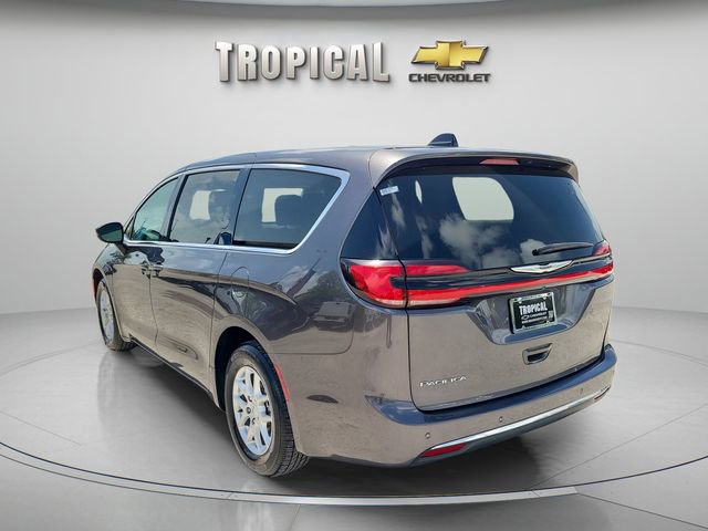 Used 2023 Chrysler Pacifica Touring-L FWD image 2