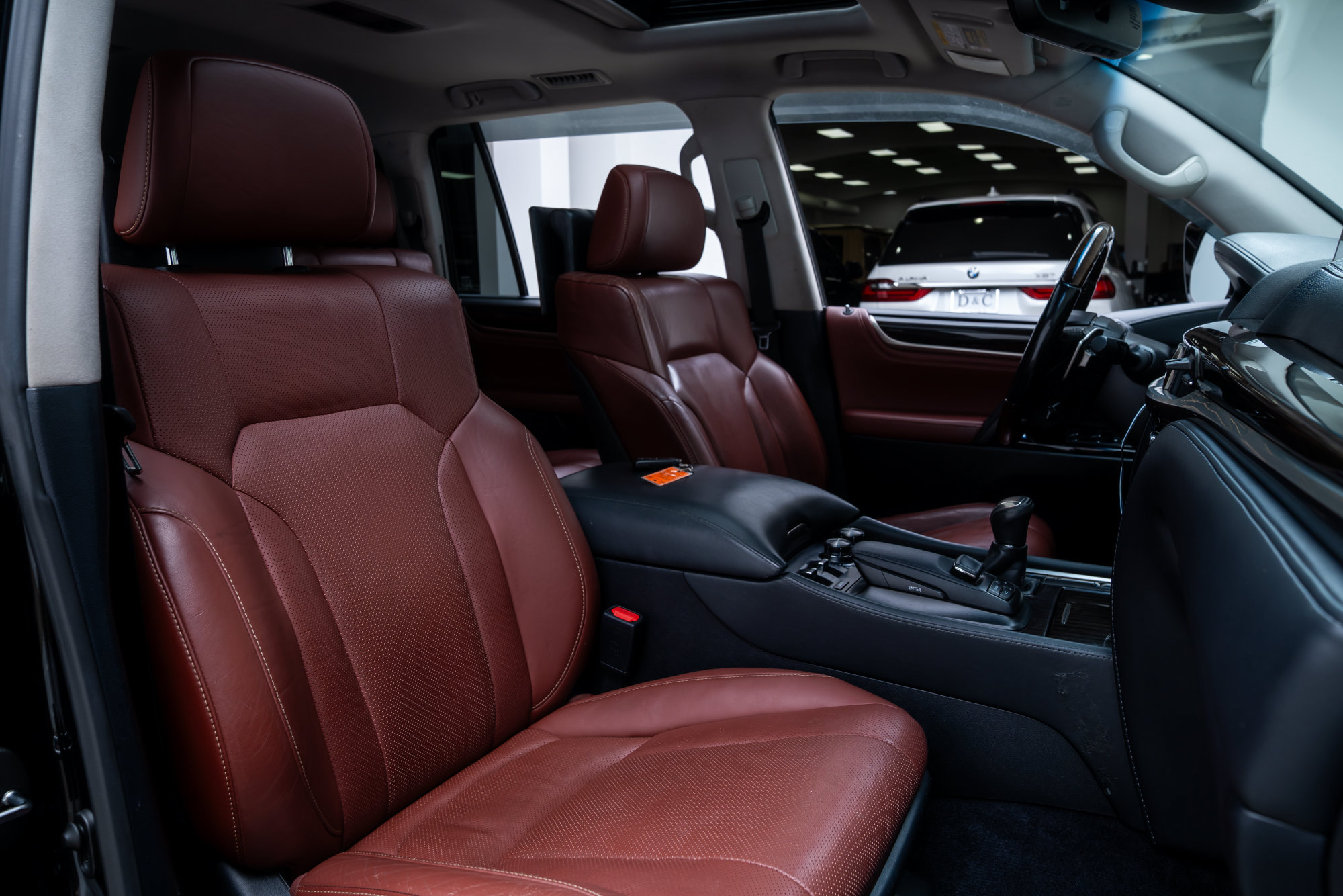 Used 2016 Lexus LX 570 4WD w/ Luxury Package image 29
