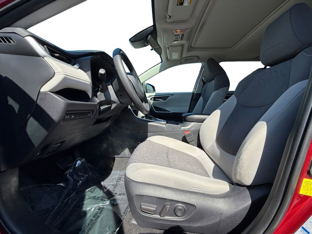 Used 2021 Toyota RAV4 XLE w/ Convenience Package image 9