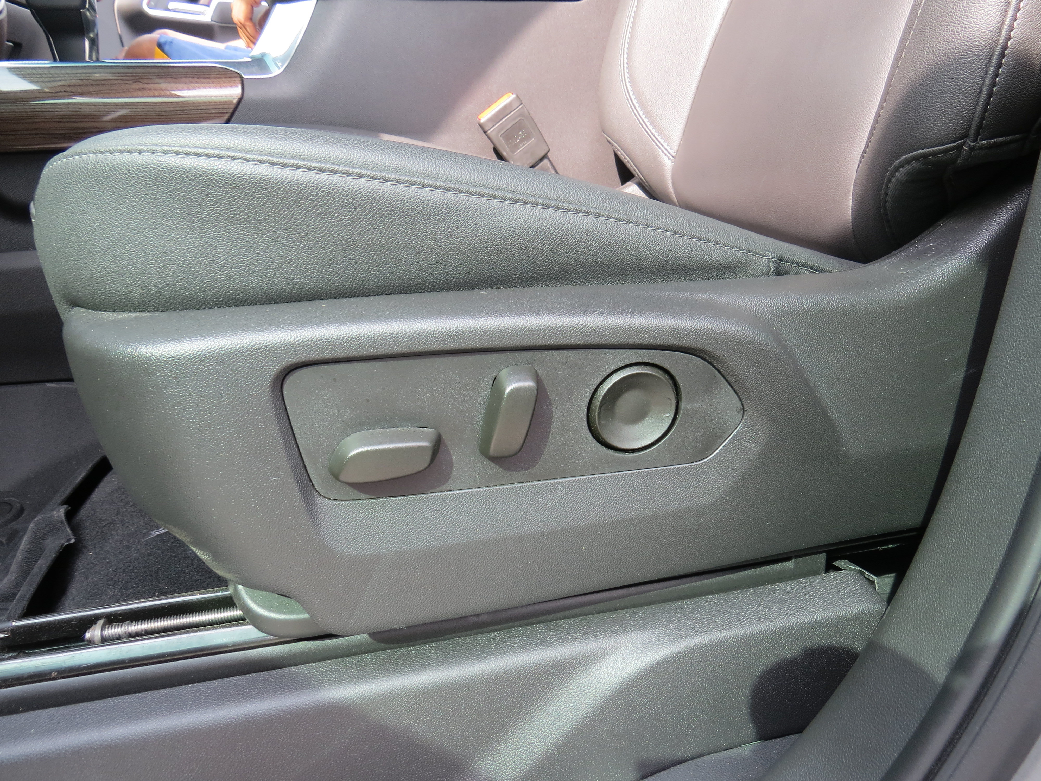 Used 2025 Chevrolet Silverado 1500 LT Trail Boss w/ Convenience Package II AWD/4WD image 32