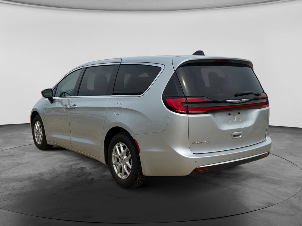 Used 2024 Chrysler Pacifica Touring-L FWD image 6