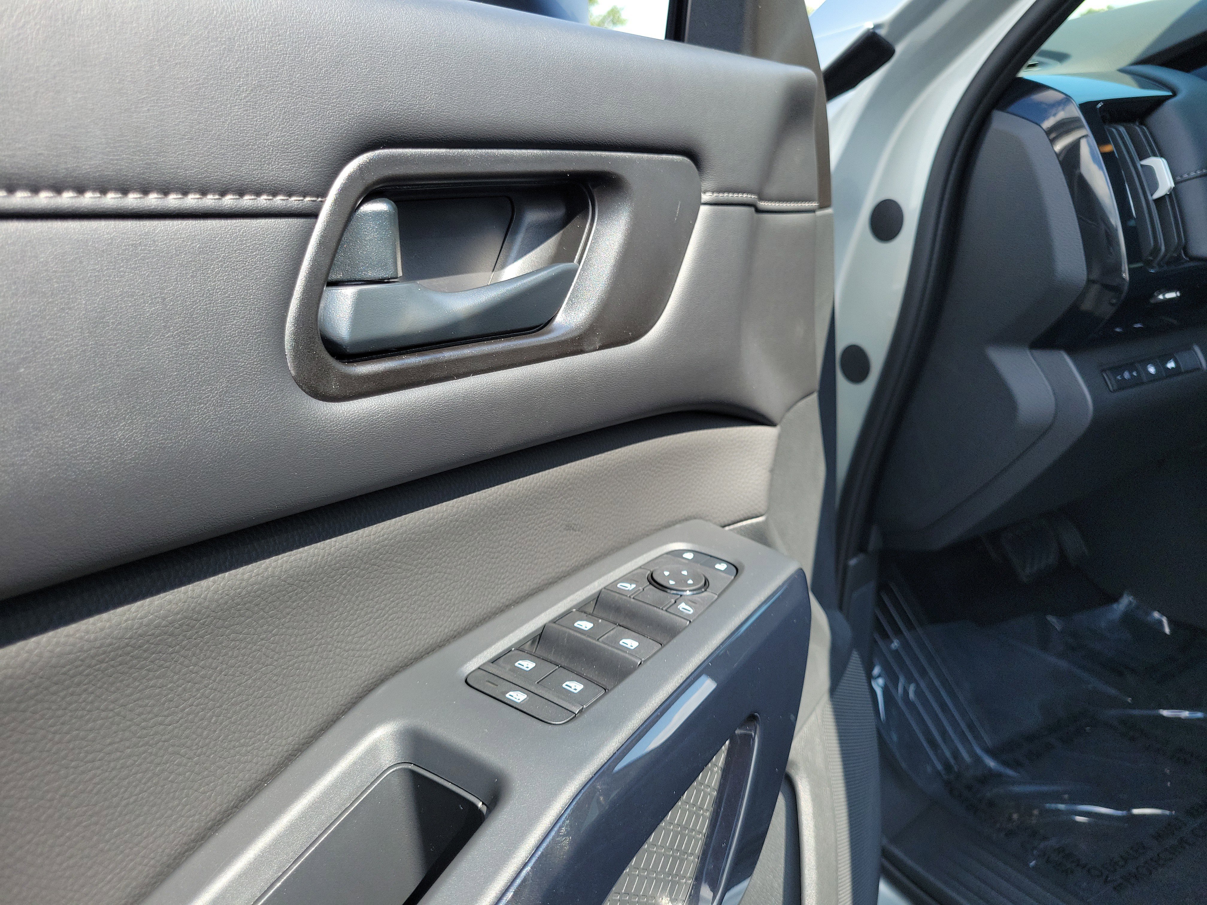 Used 2025 Nissan Pathfinder SV image 18