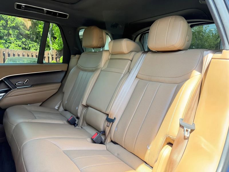 Used 2025 Land Rover Range Rover SE AWD/4WD image 17