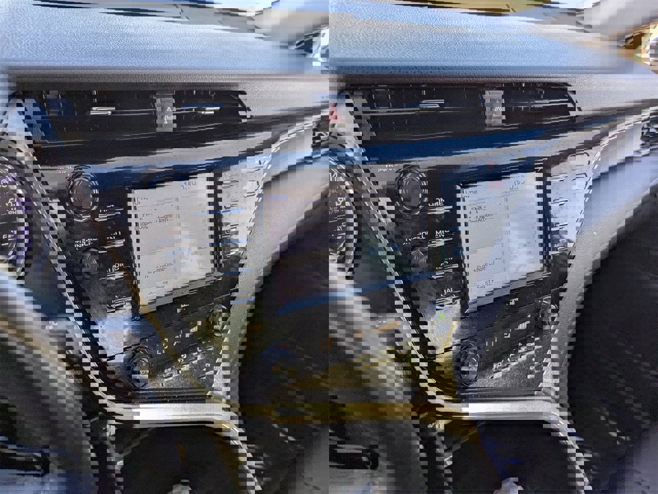 Used 2020 Toyota Camry image 23