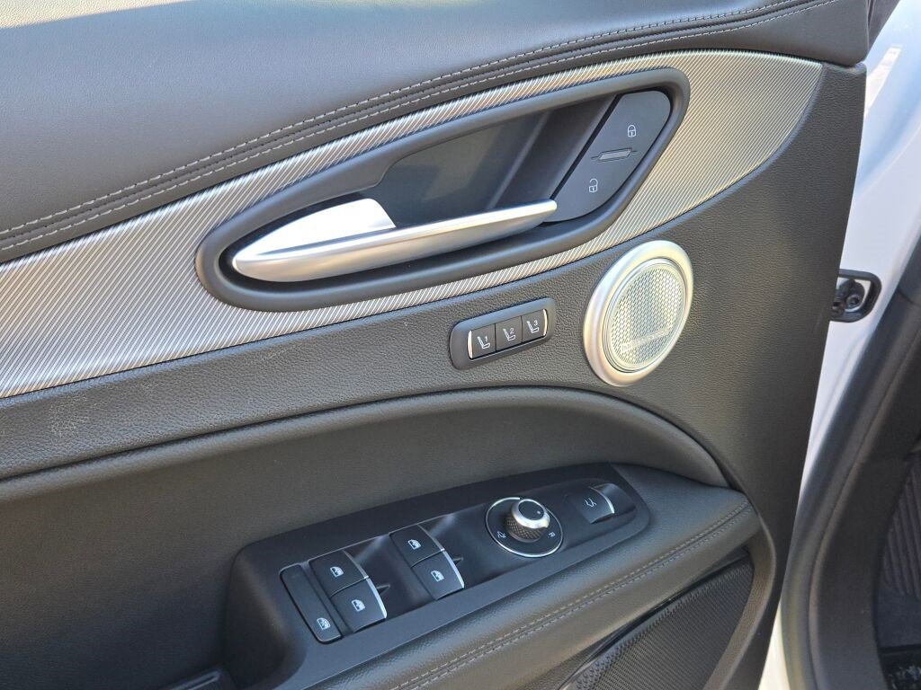 Used 2024 Alfa Romeo Stelvio Veloce image 22