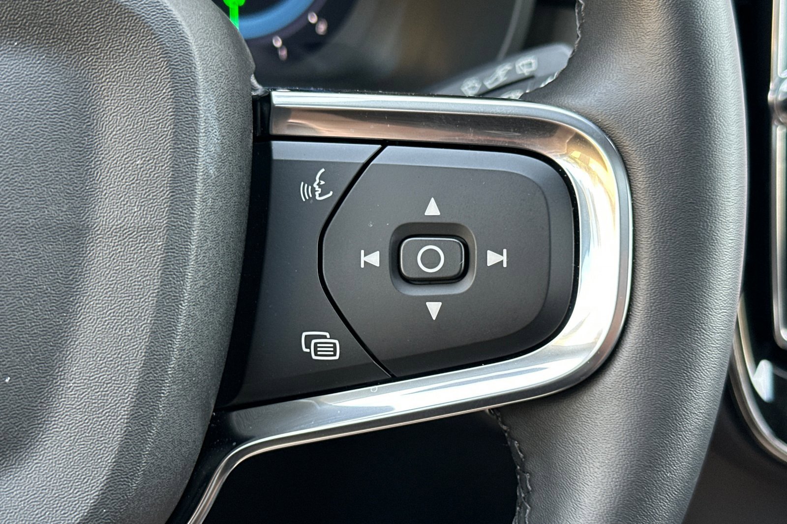 New 2025 Volvo XC40 B5 Plus w/ Climate Package image 29