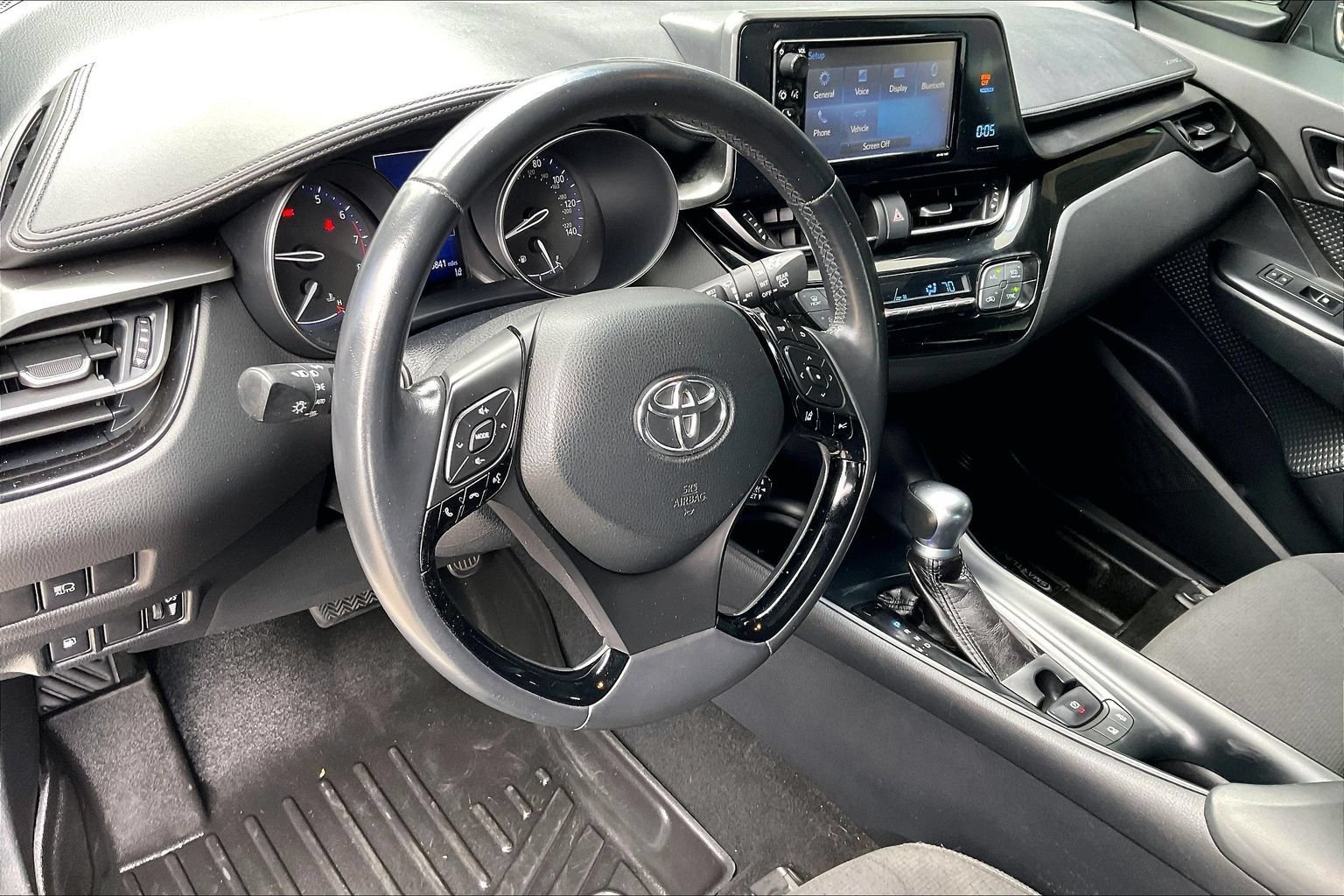 Used 2018 Toyota C-HR XLE FWD image 16