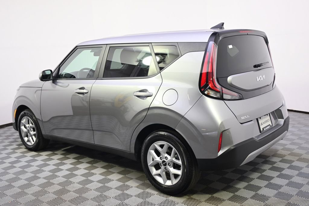 Used 2025 Kia Soul LX w/ LX Technology Package FWD image 3