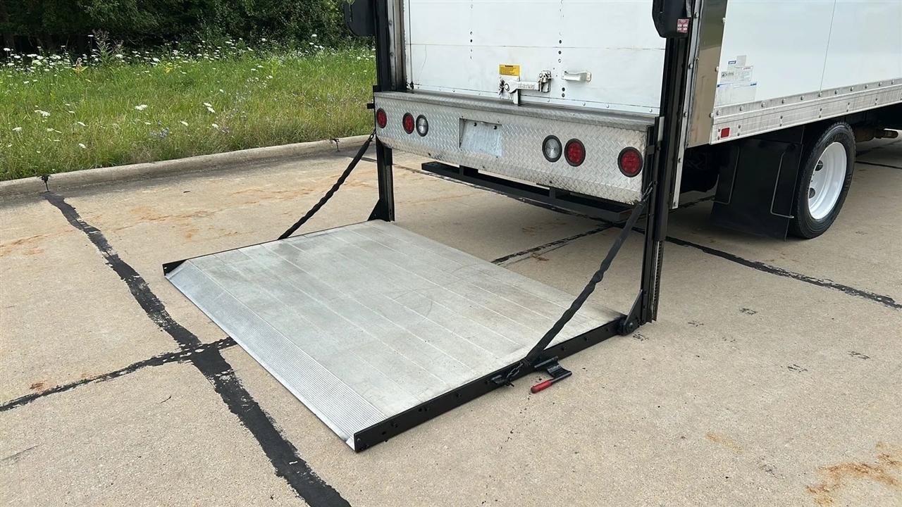 Used 2018 Isuzu NPR RWD image 11