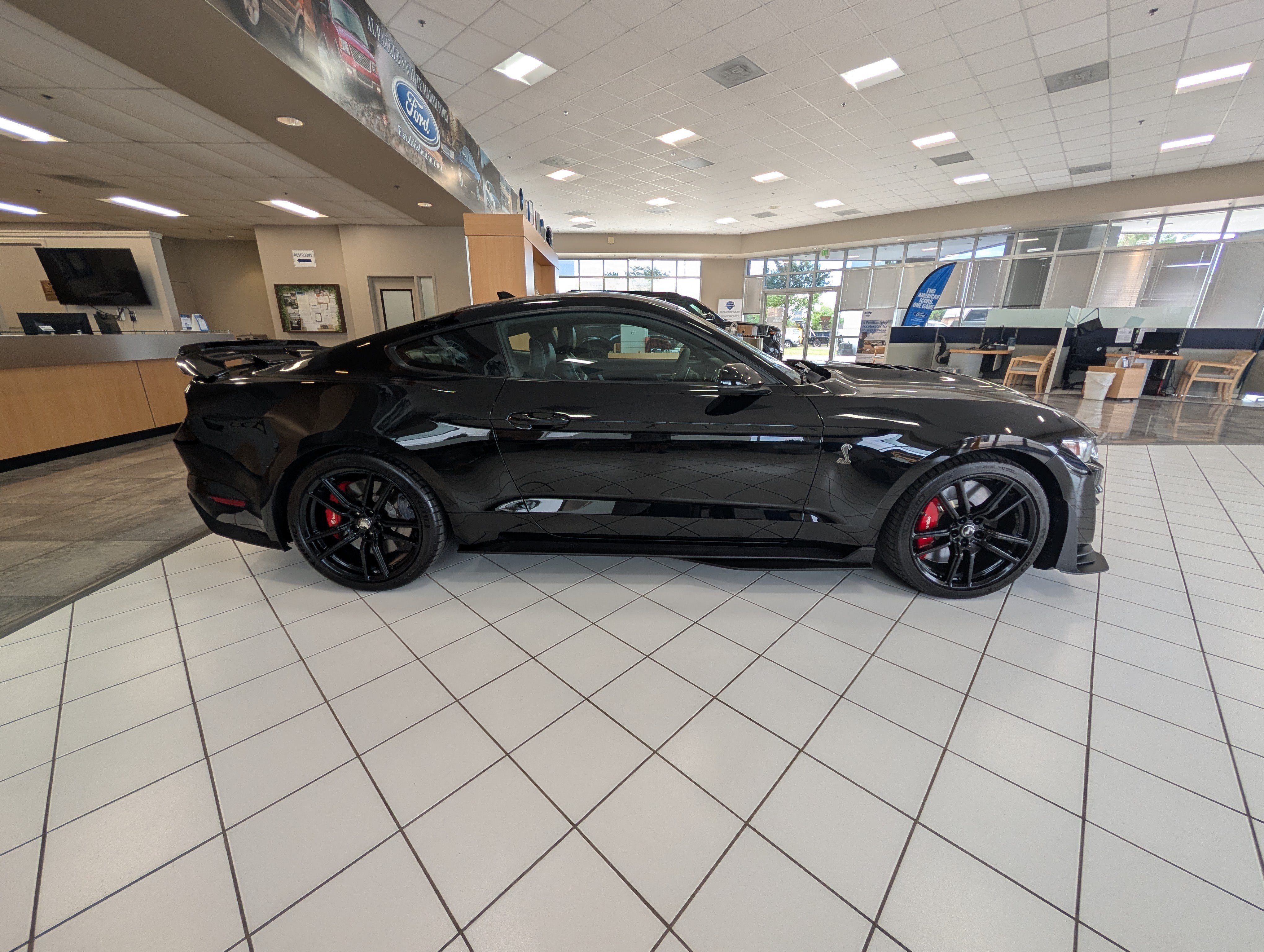 Certified 2021 Ford Mustang Shelby GT500 w/ Technology Package RWD image 2
