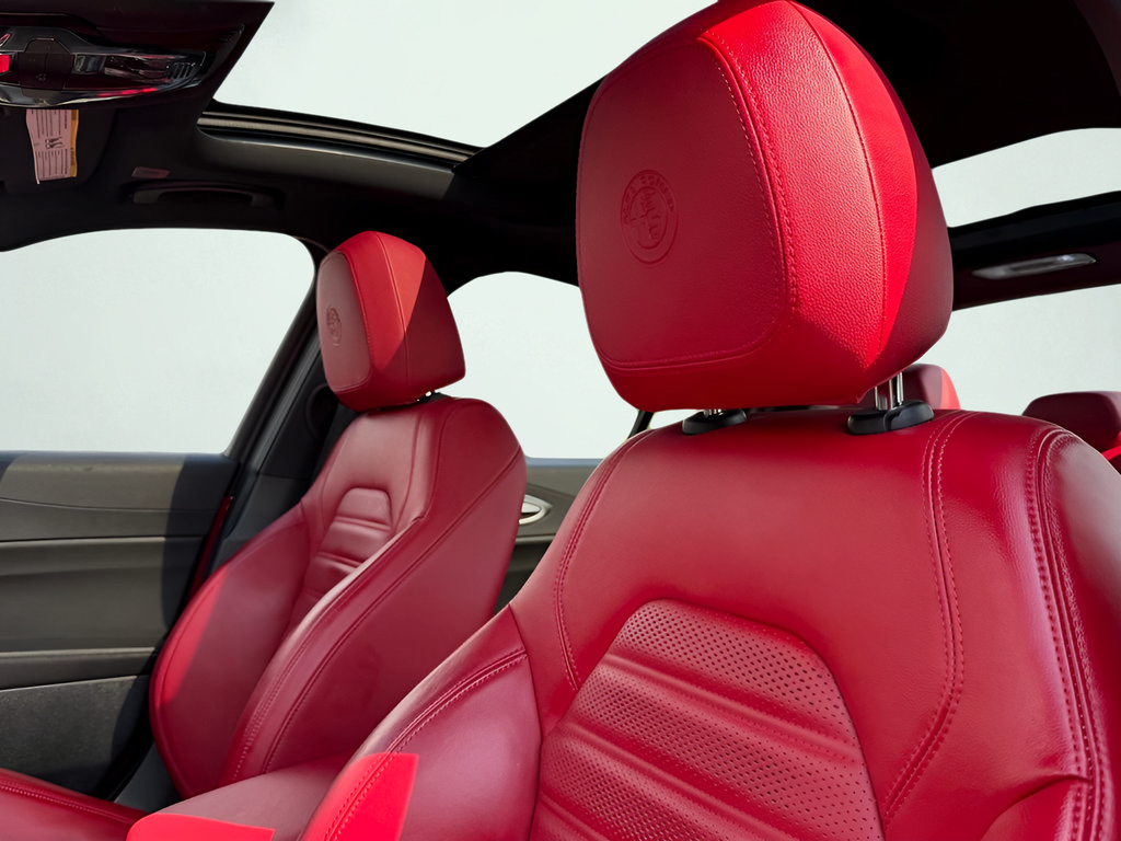 Used 2023 Alfa Romeo Giulia Veloce RWD image 40