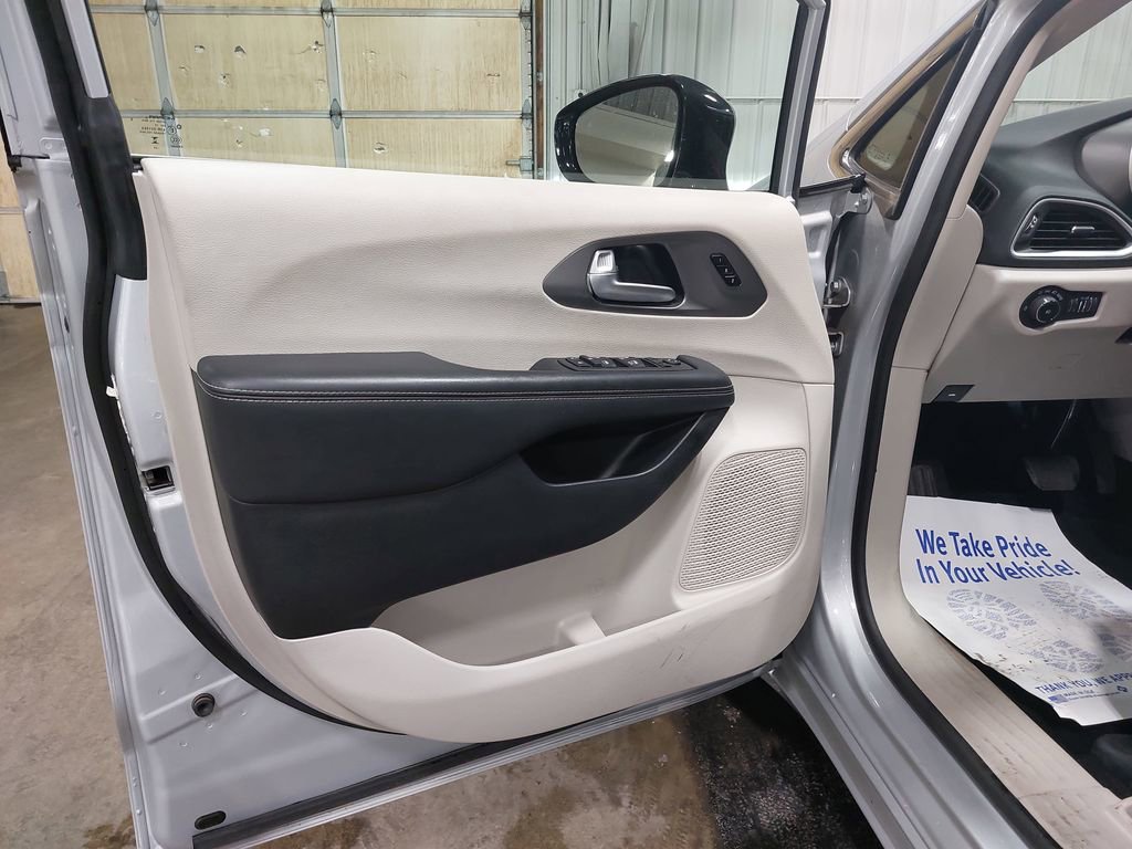 Used 2024 Chrysler Pacifica Touring-L FWD image 26
