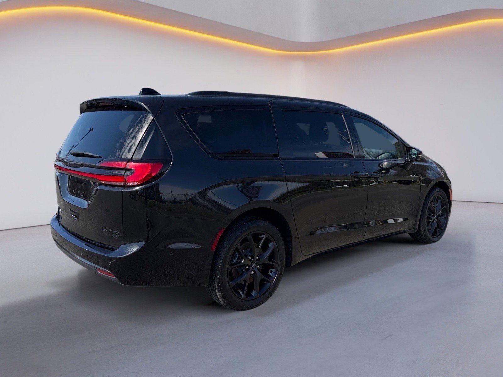 Used 2023 Chrysler Pacifica Limited w/ Uconnect Theater Family Group image 3