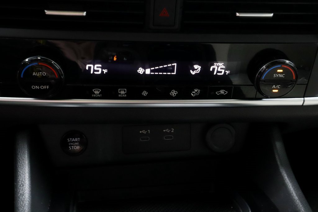 Certified 2025 Nissan Rogue SV image 30