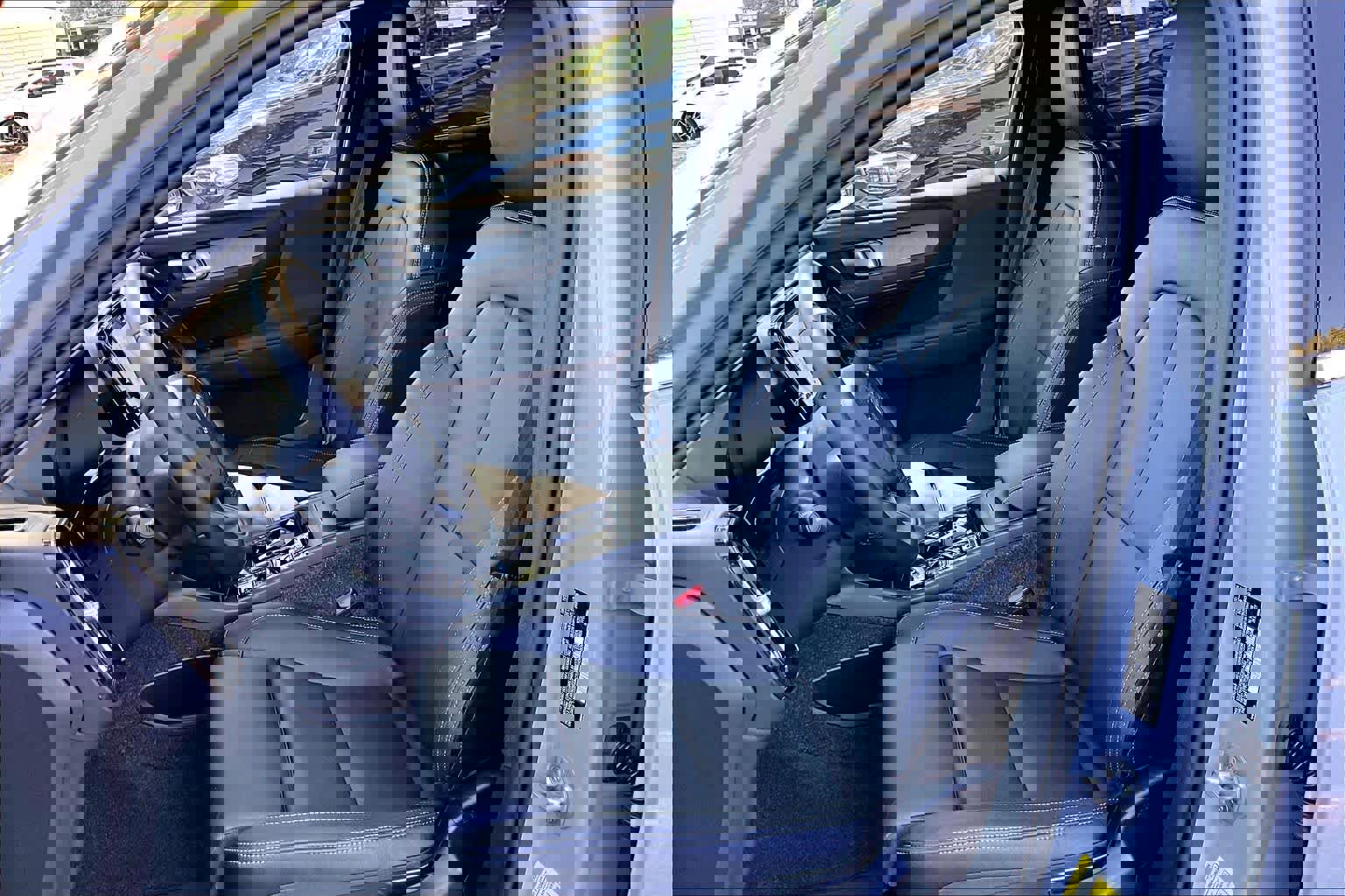 Used 2025 Volvo XC40 B5 Plus AWD/4WD image 8