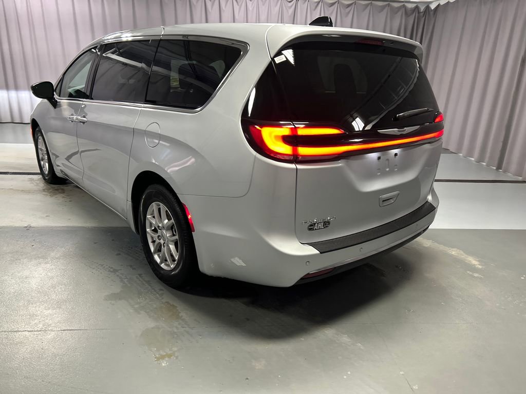 Used 2024 Chrysler Pacifica Touring-L FWD image 5