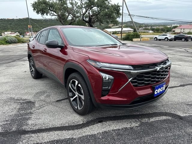 Certified 2025 Chevrolet Trax RS w/ Sunroof Package FWD image 3