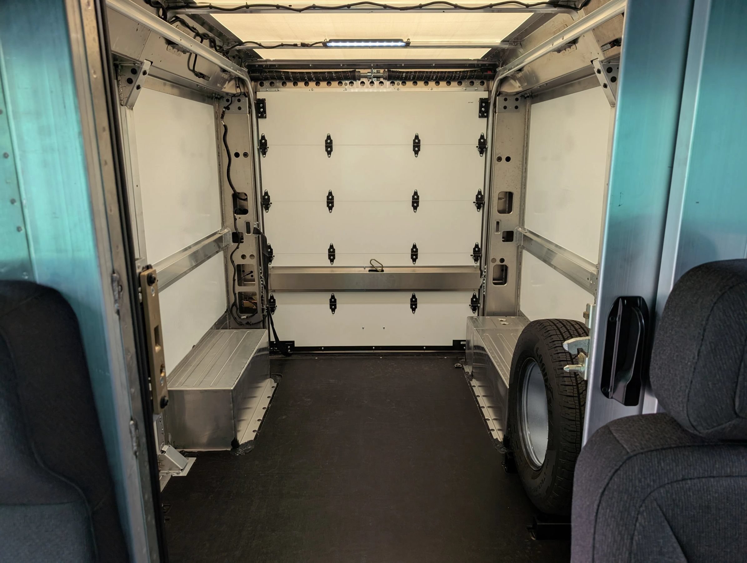Used 2025 Chevrolet Brightdrop 400 FWD image 13