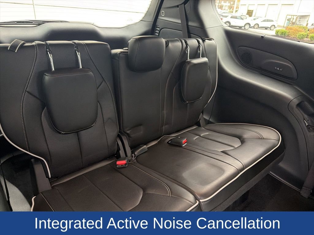 Used 2023 Chrysler Pacifica Limited w/ Uconnect Theater Family Group image 33