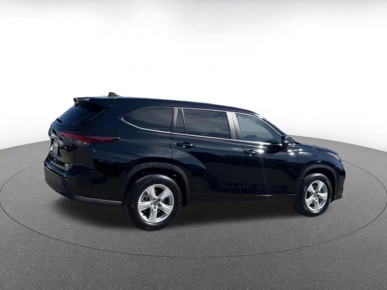 Used 2025 Toyota Highlander LE image 15