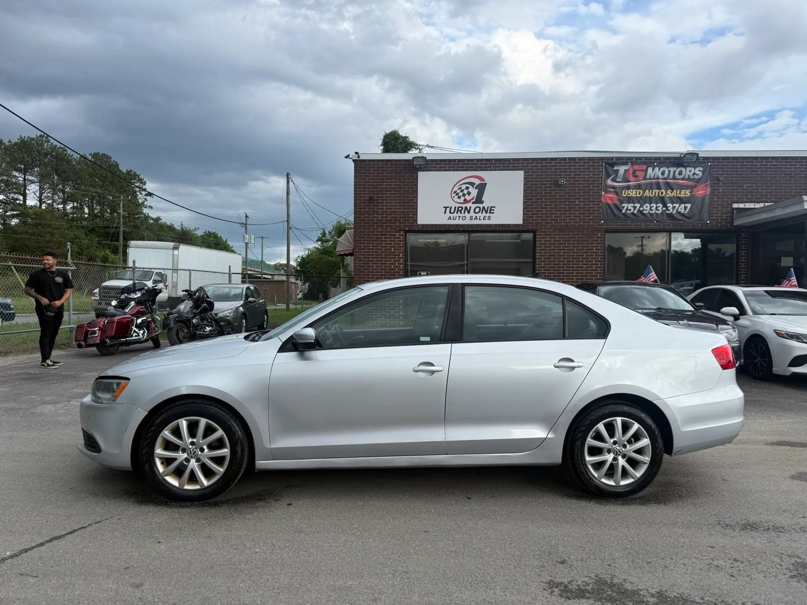 Used 2011 Volkswagen Jetta SE FWD image 2