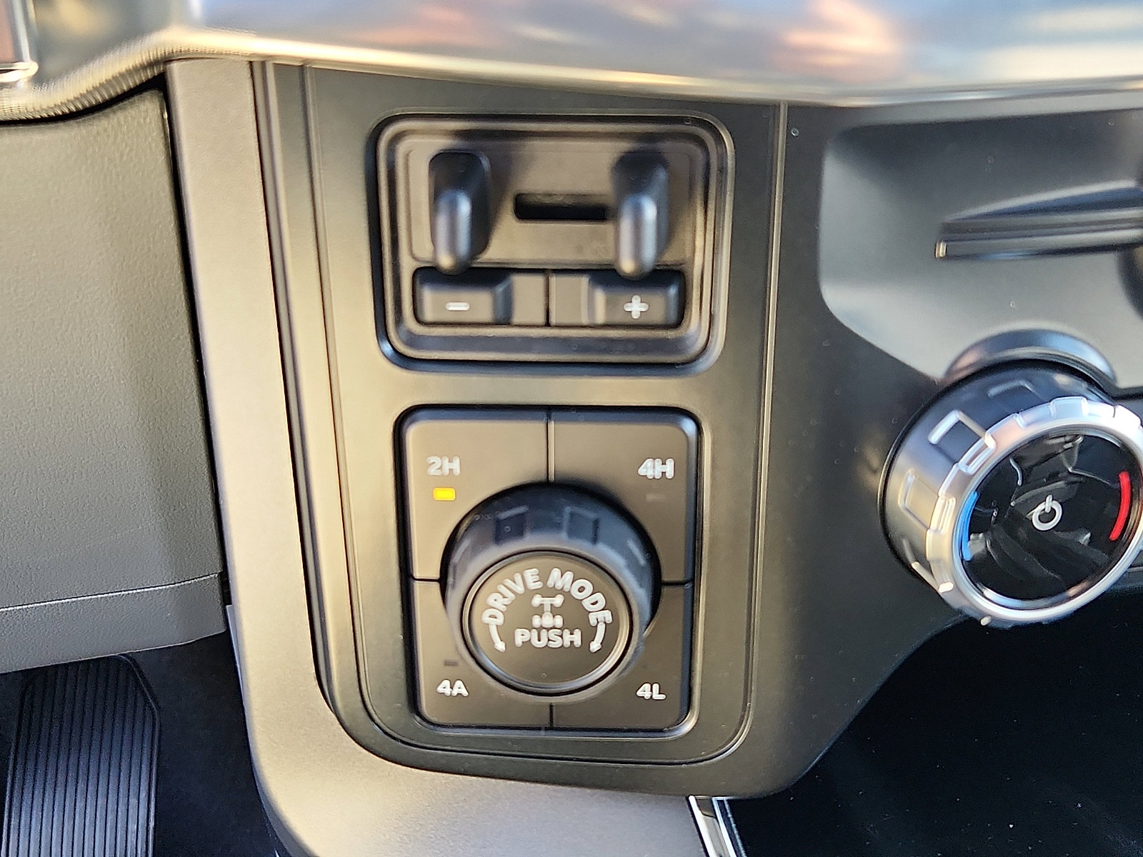 New 2025 Ford F150 Lariat w/ Equipment Group 502A High image 17